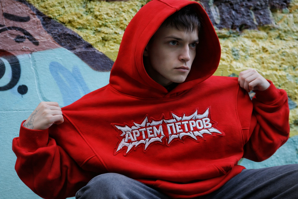 Вышивка имени или фамилии на худи: как заказать качественную персонализацию одежды